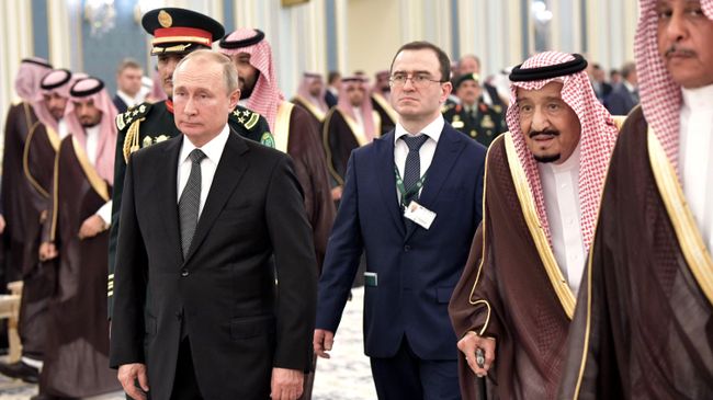 Президент РФ Владимир Путин и король Саудовской Аравии Сальман бен Абдель Азиз аль Сауд на церемонии официальной встречи Президент РФ Владимир Путин и король Саудовской Аравии Сальман бен Абдель Азиз аль Сауд на церемонии официальной встречи