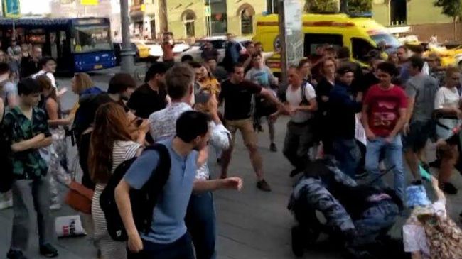 Кадры нападений на сотрудников Росгвардии во время июльских беспорядков Кадры нападений на сотрудников Росгвардии во время июльских беспорядков