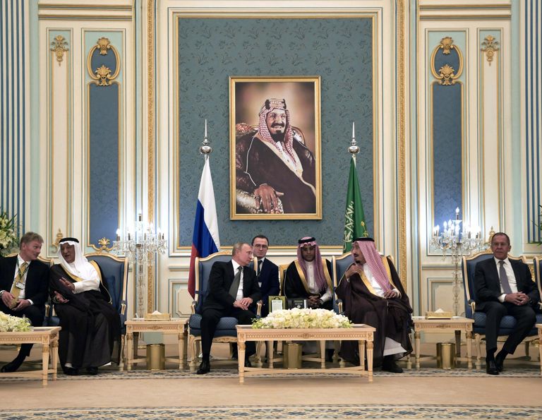 Президент РФ Владимир Путин и король Саудовской Аравии Сальман бен Абдель Азиз аль Сауд на церемонии официальной встречи
