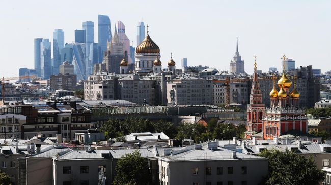 ебоскребы делового центра Москва-сити, здание Министерства иностранных дел РФ, храм Христа Спасителя, храм Воскресения Христова в Кадашах (справа)