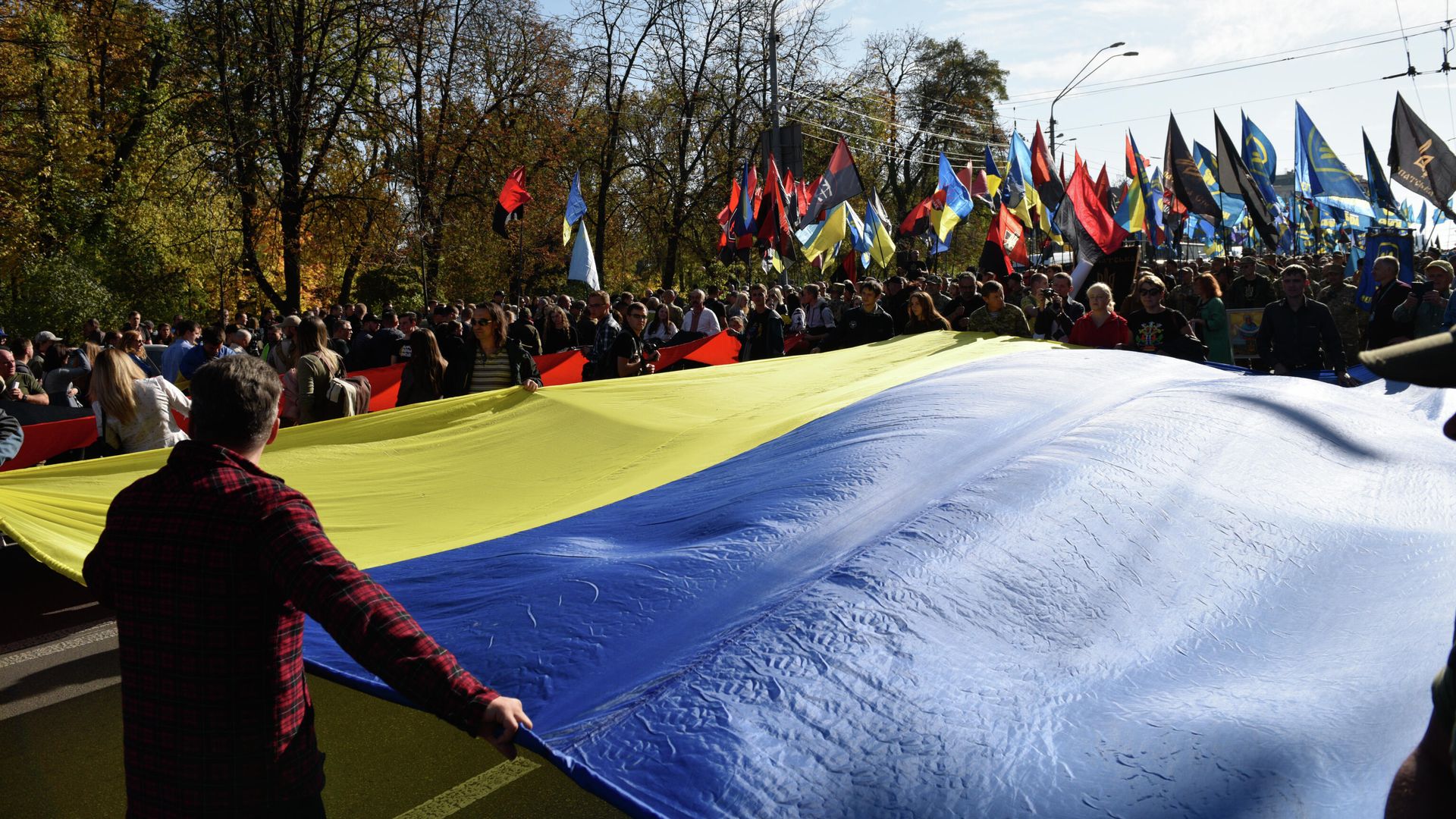 Участники неформальных объединений, активисты ряда украинских националистических, ультраправых организаций на марше, приуроченном ко Дню защитника Украины в Киеве Участники неформальных объединений, активисты ряда украинских националистических, ультраправых организаций на марше, приуроченном ко Дню защитника Украины в Киеве - РИА Новости, 1920, 12.01.2021