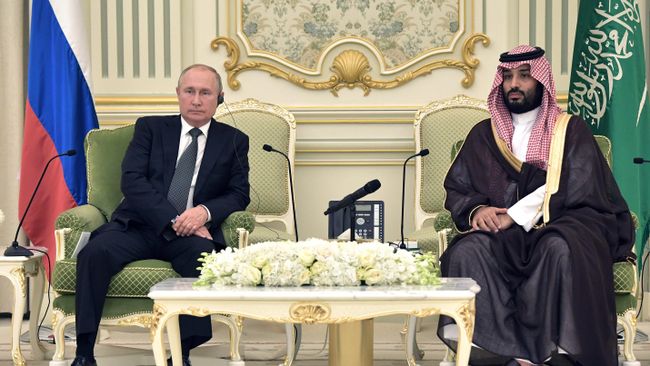 Президент РФ Владимир Путин и наследный принц Саудовской Аравии, министр обороны королевства Саудовская Аравия Мухаммед бен Сальман аль Сауд