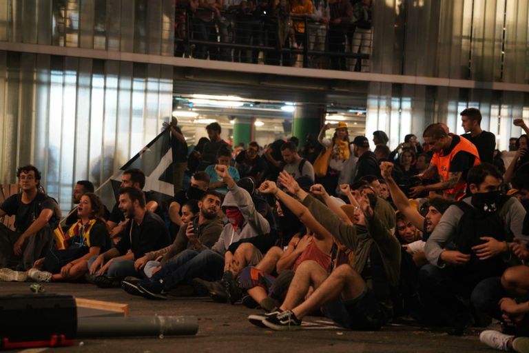 Протестующие в Барселоне пытаются заблокировать выход из аэропорта