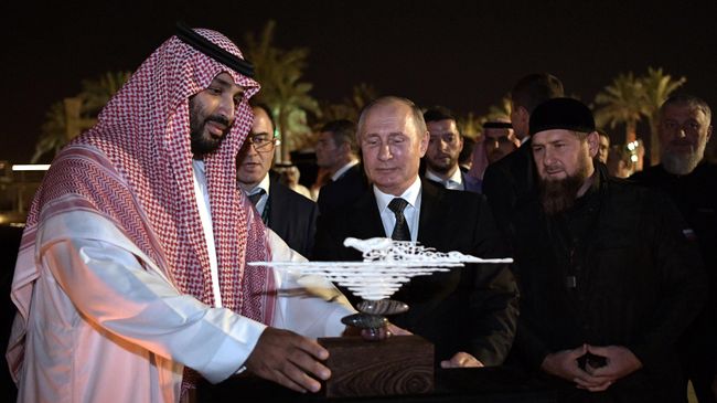 Президент РФ Владимир Путин дарит изделие из бивня мамонта, найденого в Якутии, наследному принцу Саудовской Аравии, министру обороны королевства Саудовская Аравия Мухаммеду бен Сальман аль Сауду Президент РФ Владимир Путин дарит изделие из бивня мамонта, найденого в Якутии, наследному принцу Саудовской Аравии, министру обороны королевства Саудовская Аравия Мухаммеду бен Сальман аль Сауду