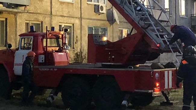 Сотрудники МЧС РФ у дома 23 на улице Авиаторов в поселке Новонежино Приморского края, где произошло частичное обрушения перекрытий в жилом доме. 15 октября 2019 Сотрудники МЧС РФ у дома 23 на улице Авиаторов в поселке Новонежино Приморского края, где произошло частичное обрушения перекрытий в жилом доме. 15 октября 2019