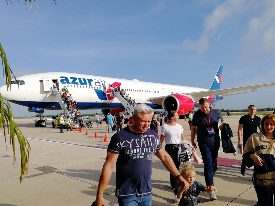 Прямой перелет из Москвы в Ла-Роману авиакомпании AZUR Air длится 12 часов Прямой перелет из Москвы в Ла-Роману авиакомпании AZUR Air длится 12 часов