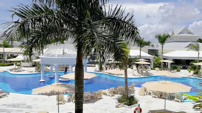 Доминикана. Вид на бассейн из номера в отеле Grand Bahia Principe La Romana 5* Доминикана. Вид на бассейн из номера в отеле Grand Bahia Principe La Romana 5*