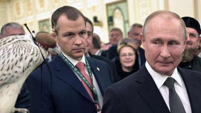 Президент РФ Владимир Путин на церемонии официальной встречи с королем Саудовской Аравии Сальманом бен Абдель Азиз аль Саудом Президент РФ Владимир Путин на церемонии официальной встречи с королем Саудовской Аравии Сальманом бен Абдель Азиз аль Саудом