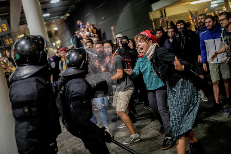 Столкновения протестующих с полицейскими в аэропорту Эль-Прат, Барселона Столкновения протестующих с полицейскими в аэропорту Эль-Прат, Барселона