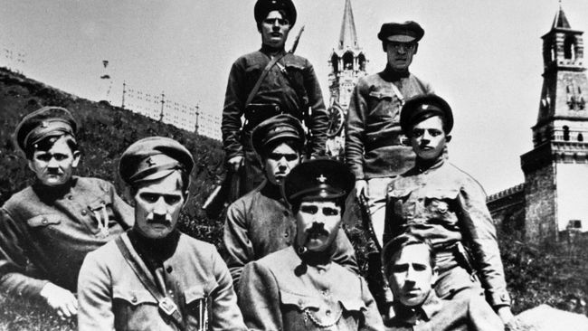 Латышские красные стрелки, охранявшие Кремль после переезда Советского правительства из Петрограда в Москву. 1918 год Латышские красные стрелки, охранявшие Кремль после переезда Советского правительства из Петрограда в Москву. 1918 год