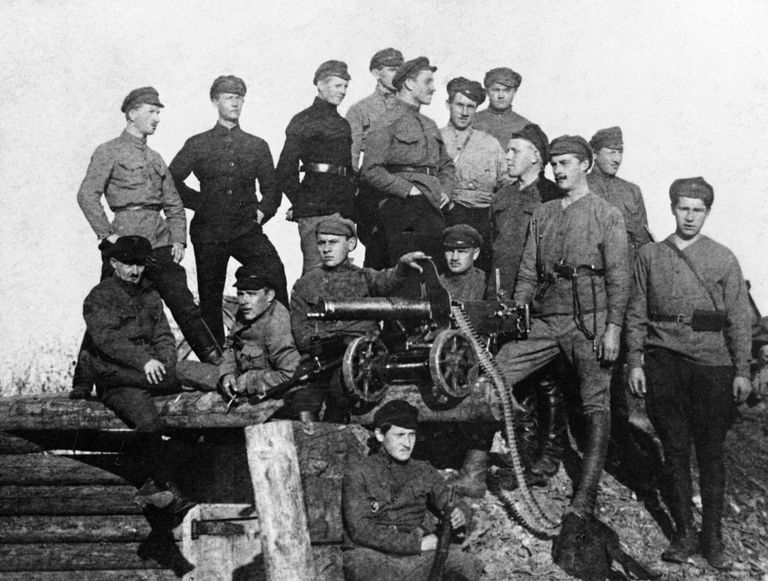 Пулеметчики латышского стрелкового полка после боя под Казанью. 1918 год