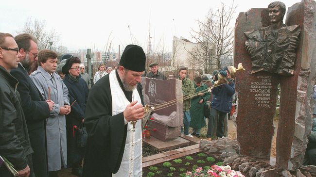 Панихида на могиле журналиста Дмитрия Холодова на Троекуровском кладбище в Москве. 17 октября 1995 Панихида на могиле журналиста Дмитрия Холодова на Троекуровском кладбище в Москве. 17 октября 1995