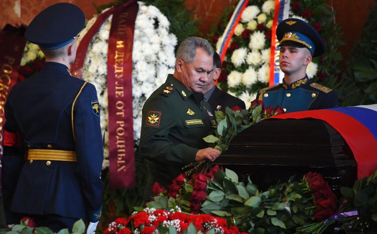 Министр обороны РФ Сергей Шойгу на церемонии прощания с летчиком-космонавтом СССР, дважды Героем Советского Союза генерал-майором авиации Алексеем Леоновым Министр обороны РФ Сергей Шойгу на церемонии прощания с летчиком-космонавтом СССР, дважды Героем Советского Союза генерал-майором авиации Алексеем Леоновым