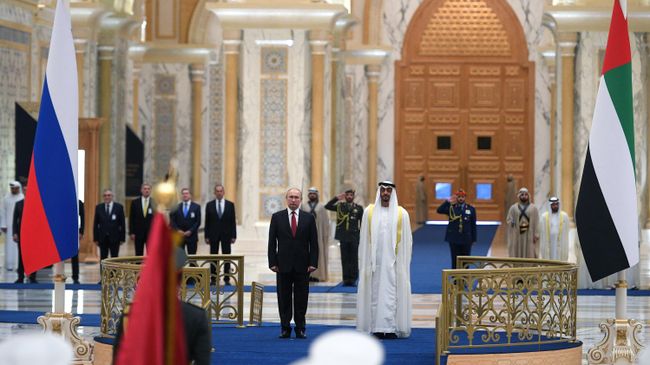 Президент РФ Владимир Путин и наследный принц Абу-Даби Мухаммед бен Заид Аль Нахайян на церемонии официальной встречи Президент РФ Владимир Путин и наследный принц Абу-Даби Мухаммед бен Заид Аль Нахайян на церемонии официальной встречи
