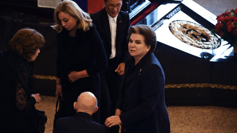 Заместитель председателя комитета Государственной Думы РФ по международным делам, космонавт Валентина Терешкова (справа) на церемонии прощания с летчиком-космонавтом СССР, дважды Героем Советского Союза генерал-майором авиации Алексеем Леоновым Заместитель председателя комитета Государственной Думы РФ по международным делам, космонавт Валентина Терешкова (справа) на церемонии прощания с летчиком-космонавтом СССР, дважды Героем Советского Союза генерал-майором авиации Алексеем Леоновым