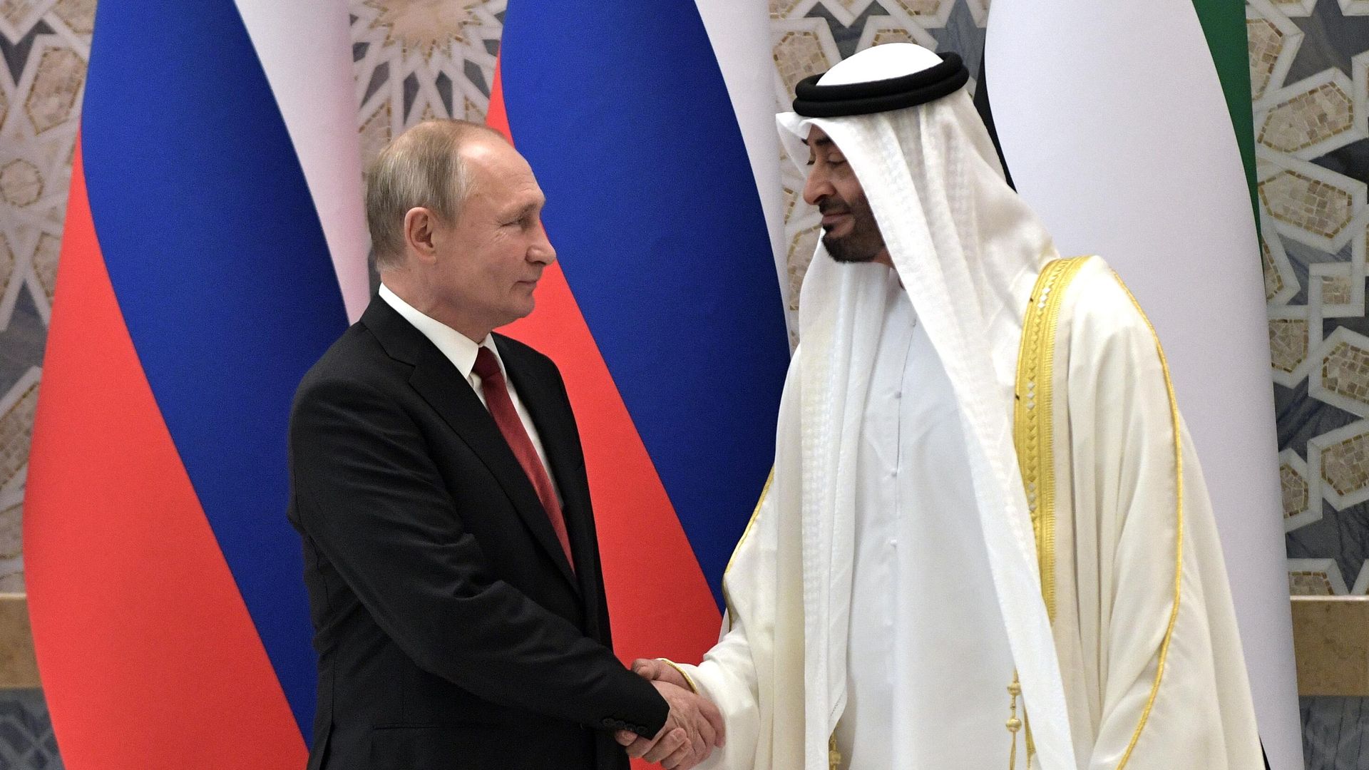 Президент РФ Владимир Путин и наследный принц Абу-Даби, заместитель верховного главнокомандующего вооружёнными силами Объединённых Арабских Эмиратов Мухаммед бен Заид Аль Нахайян Президент РФ Владимир Путин и наследный принц Абу-Даби, заместитель верховного главнокомандующего вооружёнными силами Объединённых Арабских Эмиратов Мухаммед бен Заид Аль Нахайян - РИА Новости, 1920, 11.10.2022