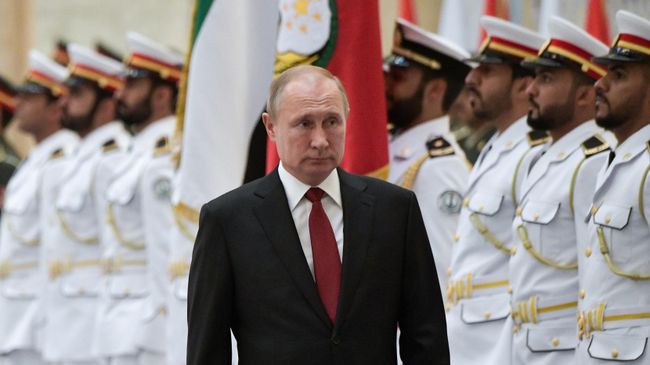 Президент РФ Владимир Путин на церемонии официальной встречи во время визита в ОАЭ Президент РФ Владимир Путин на церемонии официальной встречи во время визита в ОАЭ