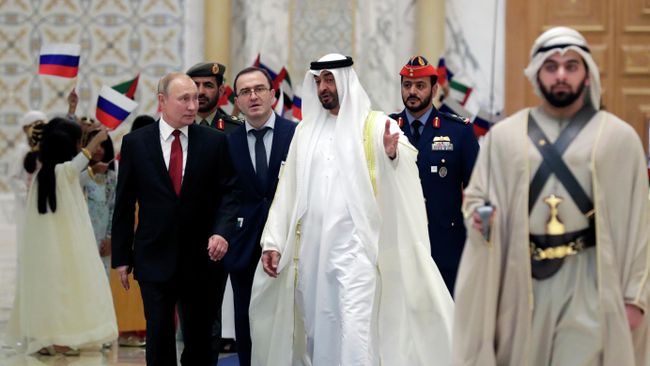 Президент РФ Владимир Путин и наследный принц Абу-Даби, заместитель верховного главнокомандующего вооружёнными силами ОАЭ Мухаммед бен Заид Аль Нахайян на церемонии официальной встречи Президент РФ Владимир Путин и наследный принц Абу-Даби, заместитель верховного главнокомандующего вооружёнными силами ОАЭ Мухаммед бен Заид Аль Нахайян на церемонии официальной встречи