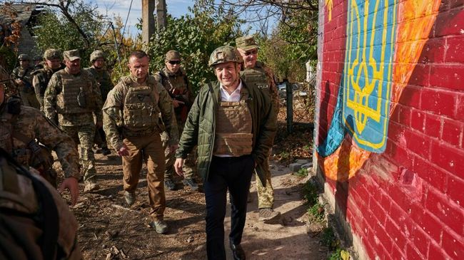 Президент Украины Владимир Зеленский во время визита в Донецкую область Президент Украины Владимир Зеленский во время визита в Донецкую область