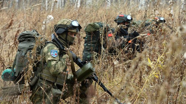 Военнослужащие отрядов специального назначения Росгвардии и Китайской Народной Республики ведут поиск группы условных террористов во время совместных антитеррористических учений Сотрудничество-2019 Военнослужащие отрядов специального назначения Росгвардии и Китайской Народной Республики ведут поиск группы условных террористов во время совместных антитеррористических учений Сотрудничество-2019