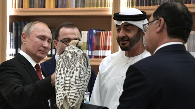 Президент РФ Владимир Путин дарит белого кречета наследному принцу Абу-Даби, заместителю верховного главнокомандующего вооружёнными силами Объединённых Арабских Эмиратов Мухаммеду бен Заид Аль Нахайяну Президент РФ Владимир Путин дарит белого кречета наследному принцу Абу-Даби, заместителю верховного главнокомандующего вооружёнными силами Объединённых Арабских Эмиратов Мухаммеду бен Заид Аль Нахайяну