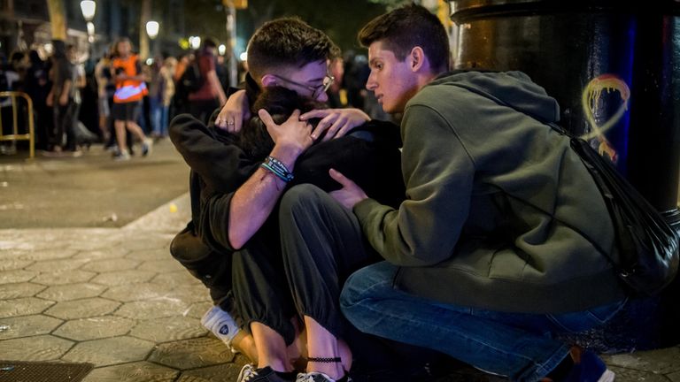 Участники акции протеста помогают пострадавшему на одной из улиц Барселоны. 15 октября 2019 Участники акции протеста помогают пострадавшему на одной из улиц Барселоны. 15 октября 2019