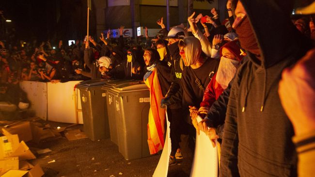 Участники акции протеста на одной из улиц Барселоны.  15 октября 2019