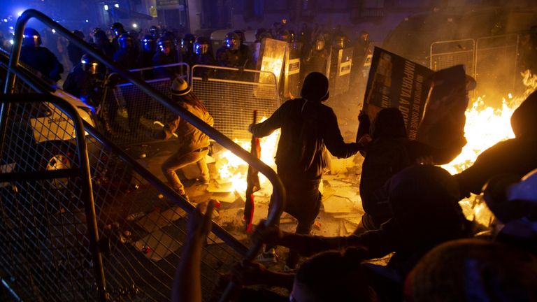 Участники акции протеста на одной из улиц Барселоны. 15 октября 2019 Участники акции протеста на одной из улиц Барселоны. 15 октября 2019