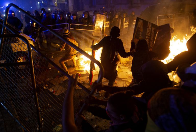 Участники акции протеста на одной из улиц Барселоны. 15 октября 2019 Участники акции протеста на одной из улиц Барселоны. 15 октября 2019