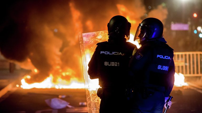 Сотрудники полиции во время беспорядков, возникших в ходе акции протеста в Барселоне. 15 октября 2019 Сотрудники полиции во время беспорядков, возникших в ходе акции протеста в Барселоне. 15 октября 2019