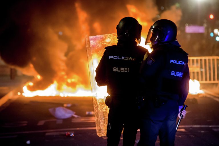 Сотрудники полиции во время беспорядков, возникших в ходе акции протеста в Барселоне. 15 октября 2019 Сотрудники полиции во время беспорядков, возникших в ходе акции протеста в Барселоне. 15 октября 2019