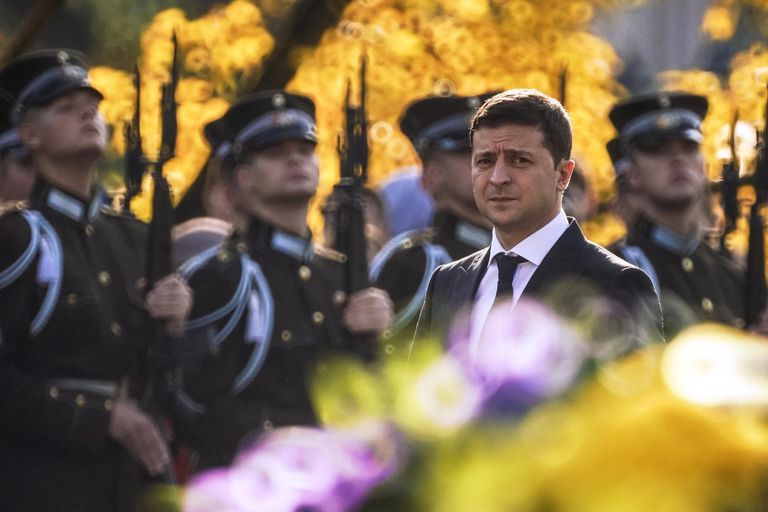 Президент Украины Владимир Зеленский на церемонии возложения цветов к памятнику Свободы в Риге. 16 октября 2109 Президент Украины Владимир Зеленский на церемонии возложения цветов к памятнику Свободы в Риге. 16 октября 2109