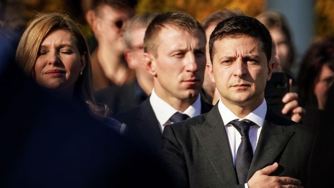 Президент Украины Владимир Зеленский и его жена Елена на церемонии возложения цветов к памятнику Свободы в Риге. 16 октября 2109 Президент Украины Владимир Зеленский и его жена Елена на церемонии возложения цветов к памятнику Свободы в Риге. 16 октября 2109
