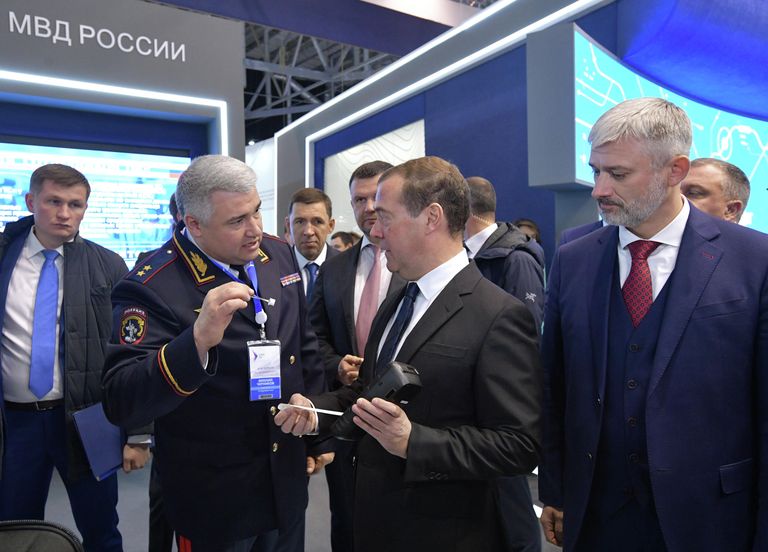 Председатель правительства РФ Дмитрий Медведев во время осмотра экспозиции выставки Дорога-2019 в Екатеринбурге Председатель правительства РФ Дмитрий Медведев во время осмотра экспозиции выставки Дорога-2019 в Екатеринбурге