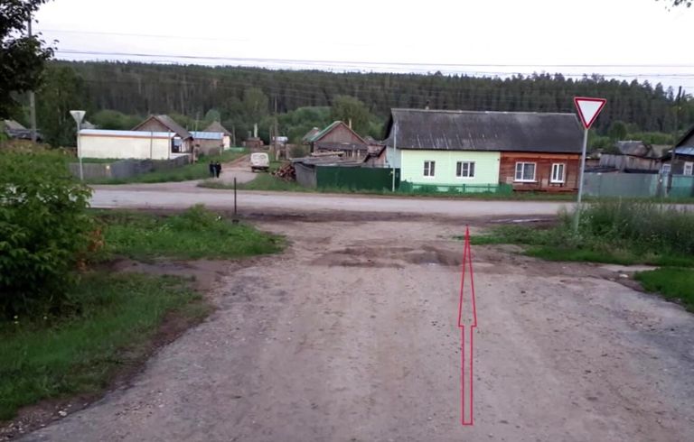 Кадр из видео Первого городского канала в Кирове, на котором видна второстепенная дорога, по которой двигался 6-летний Кирилл Кадр из видео Первого городского канала в Кирове, на котором видна второстепенная дорога, по которой двигался 6-летний Кирилл