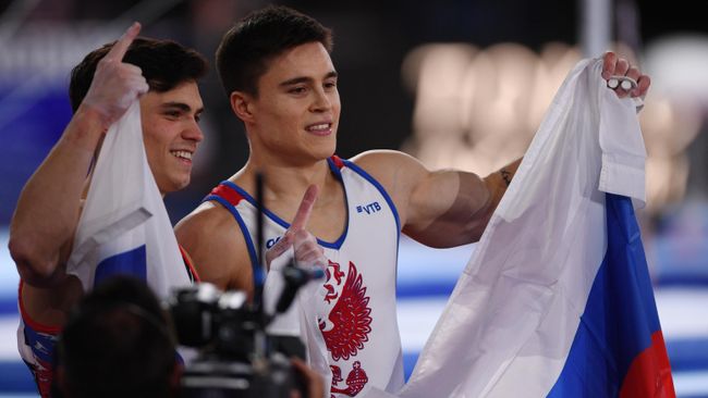 Призеры соревнований в личном многоборье среди мужчин на чемпионате мира по спортивной гимнастике в Штутгарте (слева направо:) Артур Далалоян (Россия) - серебряная медаль, Никита Нагорный (Россия) - золотая медаль.