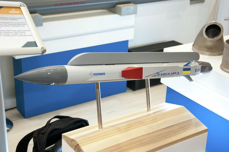 Макет украинской сверхзвуковой противокорабельной ракеты Молния Макет украинской сверхзвуковой противокорабельной ракеты Молния