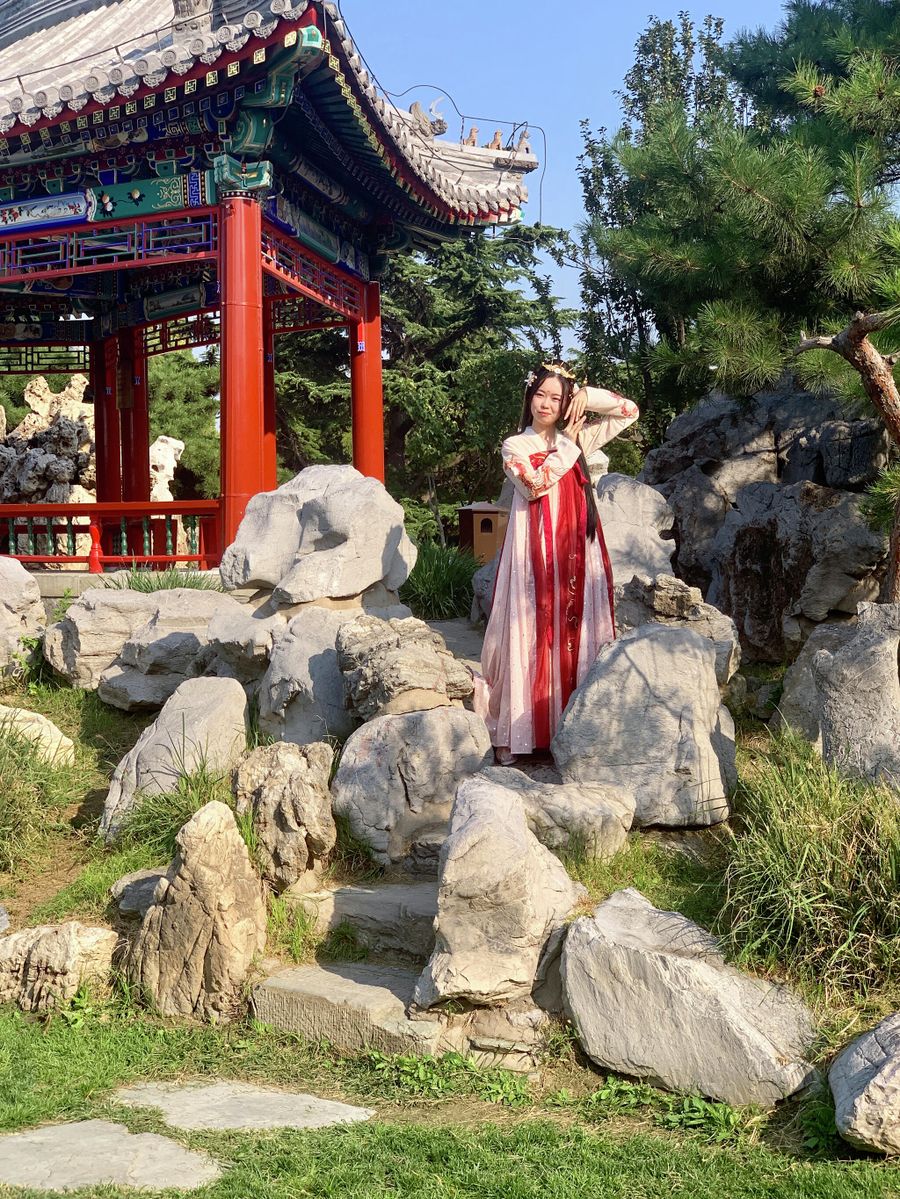 Девушка фотографируется в парке Храма Неба, Пекин, Китай Девушка фотографируется в парке Храма Неба, Пекин, Китай