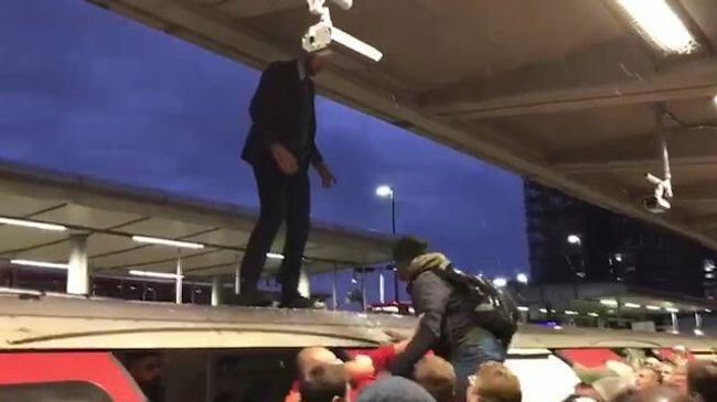 Пассажиры метро Лондона с яростью реагируют на действия экоактивистов