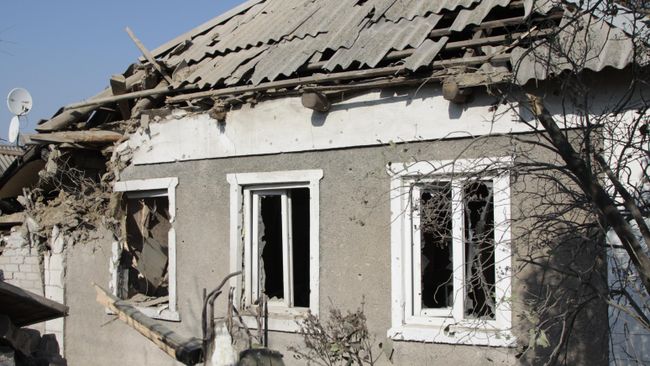 Жилой дом в поселке Старомихайловка города Донецка после обстрела Жилой дом в поселке Старомихайловка города Донецка после обстрела