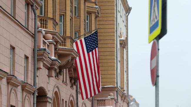 Флаг США на здании посольства Флаг США на здании посольства