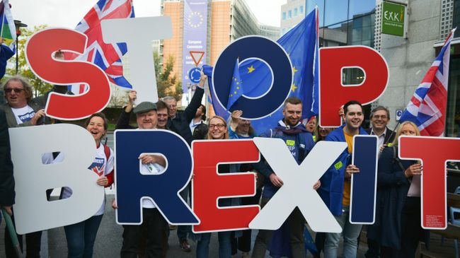Участники акции сторонников Brexit в Брюсселе, где проходит саммит ЕС Участники акции сторонников Brexit в Брюсселе, где проходит саммит ЕС