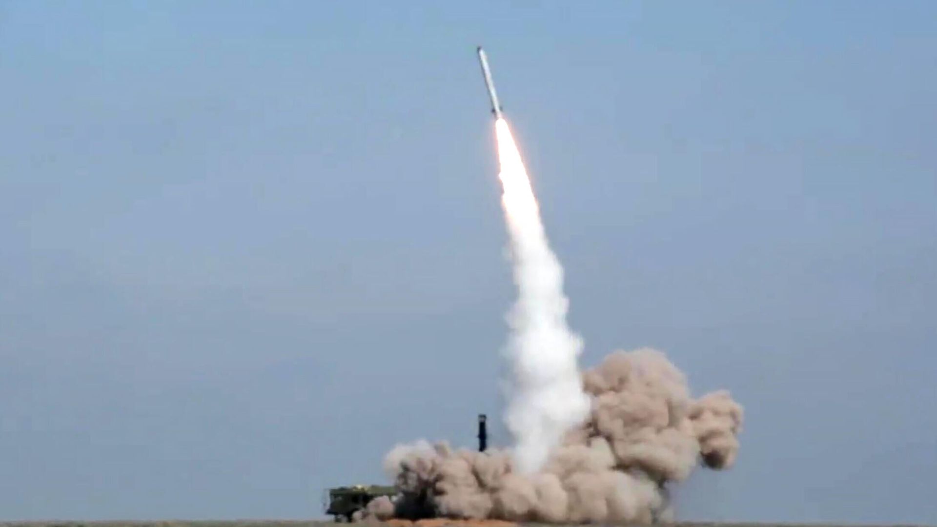 Боевой пуск ракеты из комплекса Искандер-М Боевой пуск ракеты из комплекса Искандер-М - РИА Новости, 1920, 24.02.2021