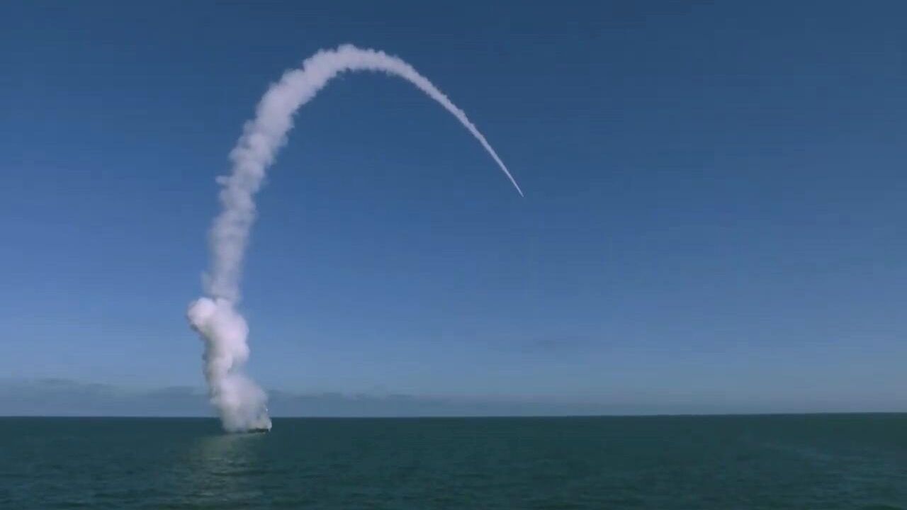Пуск высокоточной крылатой ракеты Калибр во время учений Гром-2019 Пуск высокоточной крылатой ракеты Калибр во время учений Гром-2019 - РИА Новости, 1920, 23.08.2022