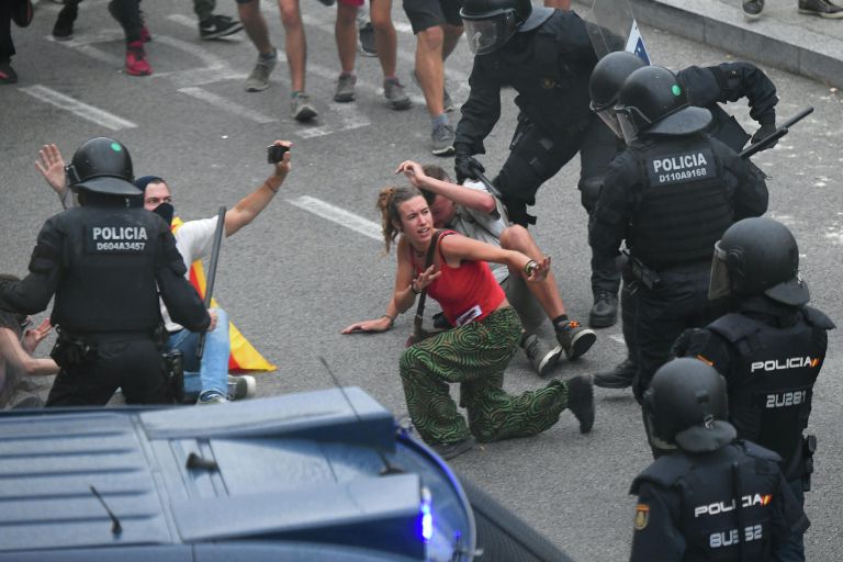 Столкновения протестующих с полицией возле аэропорта Эль-Прат в Барселоне Столкновения протестующих с полицией возле аэропорта Эль-Прат в Барселоне