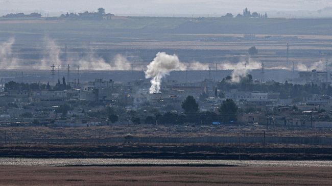 Дым поднимается из сирийского города Рас-эль-Айн. 18 октября 2019 Дым поднимается из сирийского города Рас-эль-Айн. 18 октября 2019