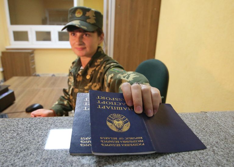 Сотрудница белорусской пограничной службы Сотрудница белорусской пограничной службы