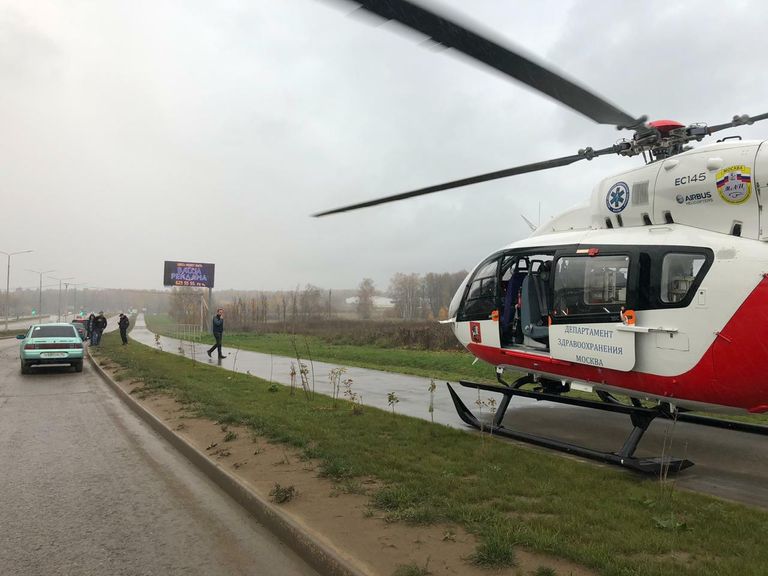 Сотрудники департамента ГОЧСиПБ во время ликвидации последствий ДТП в деревне Ларево