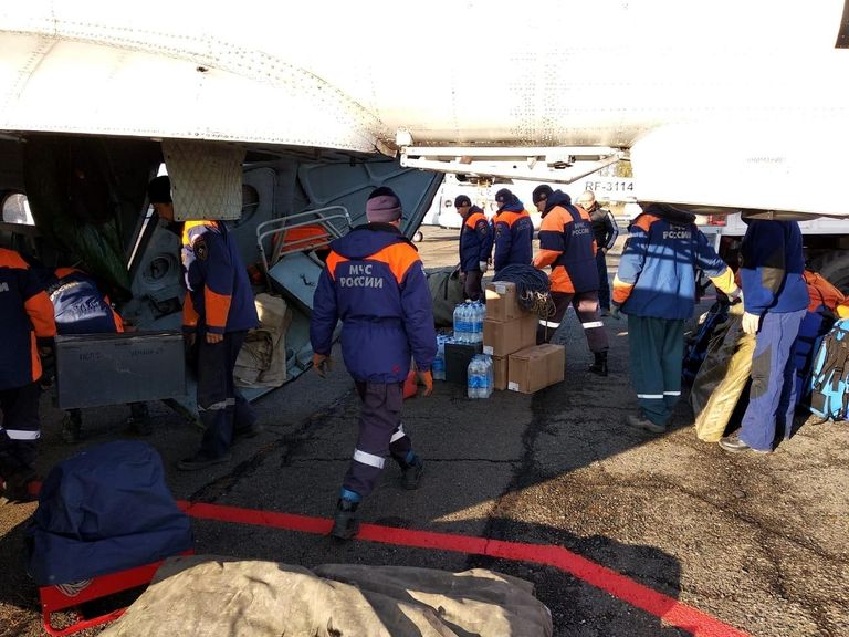 Сотрудники аварийно-спасательной службы МЧС РФ производят загрузку вертолета всем необходимым для дальнейшей высадки на месте прорыва технологической дамбы в Курагинском районе Красноярского края Сотрудники аварийно-спасательной службы МЧС РФ производят загрузку вертолета всем необходимым для дальнейшей высадки на месте прорыва технологической дамбы в Курагинском районе Красноярского края