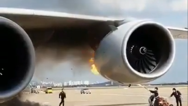 Очевидцы сняли на видео пожар в двигателе авиалайнера в Сеуле Очевидцы сняли на видео пожар в двигателе авиалайнера в Сеуле
